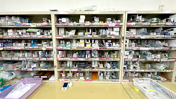 チューリップ牛島薬局の薬棚