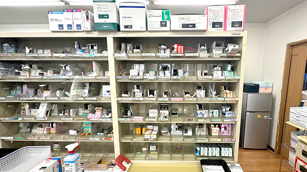 チューリップ古沢薬局の薬棚