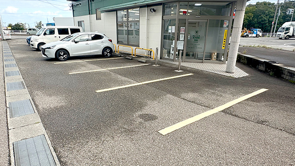 チューリップ古沢薬局の駐車場