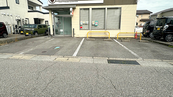 チューリップ砂子田薬局の駐車場