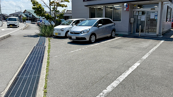 チューリップ城川原北薬局の駐車場