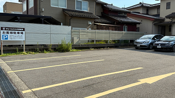 チューリップ大沢野薬局の駐車場