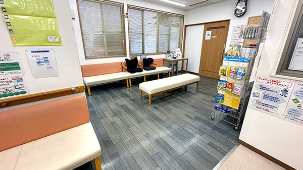 チューリップ町村薬局の待合スペース