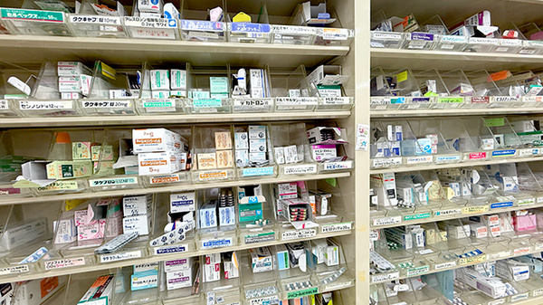 チューリップ牧野薬局の薬棚