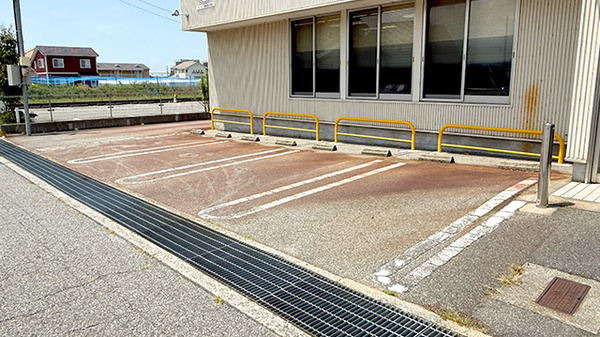 チューリップ牧野薬局の駐車場