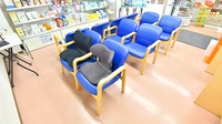 クオール薬局大東店の待合スペース