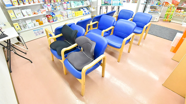 クオール薬局大東店の待合スペース