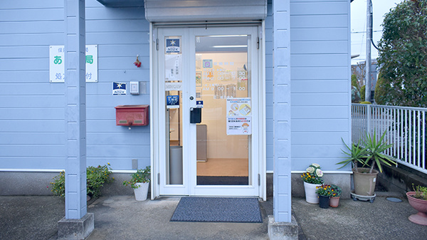 あい薬局牛頸店の入口