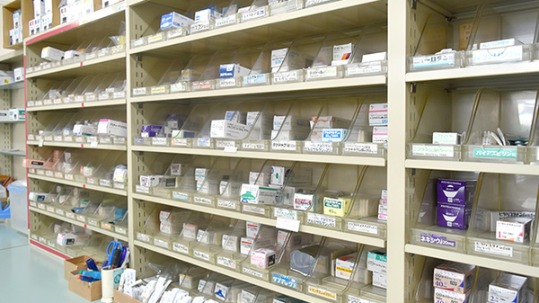 きりん薬局春日店の薬棚
