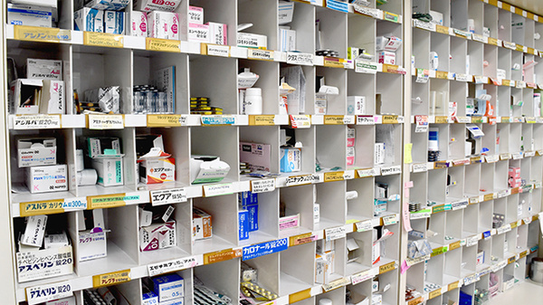 有限会社コスモ調剤薬局の薬棚