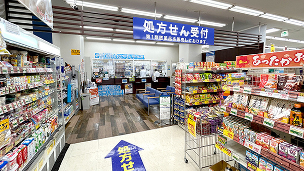 サンキュードラッグ　黒崎駅前薬局の入口