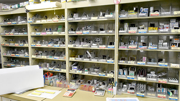 サンキュードラッグ　田野浦薬局の薬棚