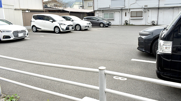 サンキュードラッグ　田野浦薬局の駐車場