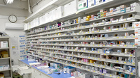 サンキュードラッグ　柳町薬局の薬棚