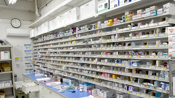 サンキュードラッグ　柳町薬局の薬棚