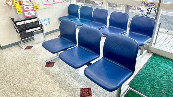 サンキュー薬局　下上津役中尾店の待合スペース