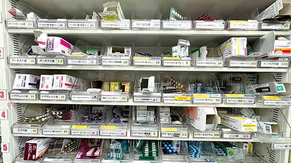 サンキュー薬局　下上津役店の薬棚