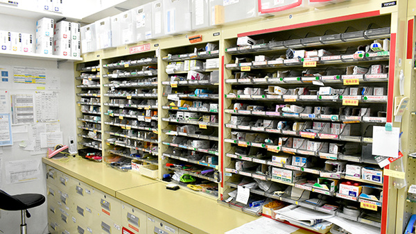 サンキュー薬局　長谷店の薬棚