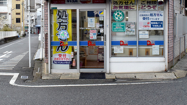 サンキュー薬局　老松店の入口