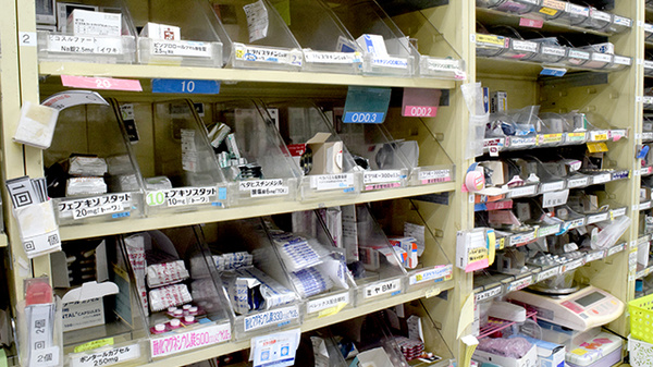 サンキュー薬局　老松店の薬棚