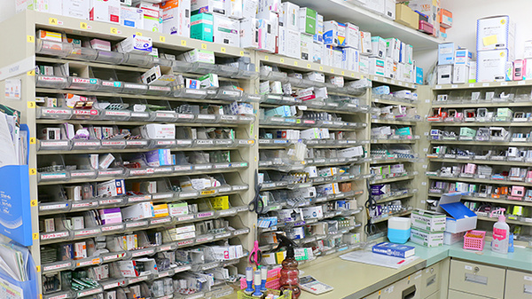 ニック調剤薬局井尻店の薬棚