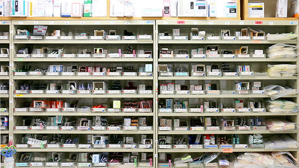ニック調剤薬局春日店の薬棚