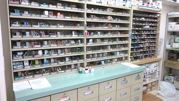 ニック調剤薬局飯倉店の薬棚