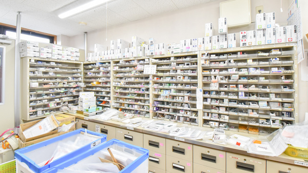 ファミリー薬局来春店の薬棚