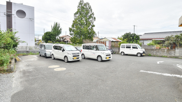 ファミリー薬局来春店の駐車場