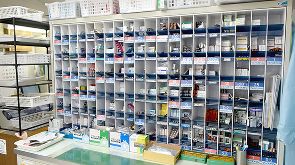 有限会社ミナミ調剤薬局の薬棚