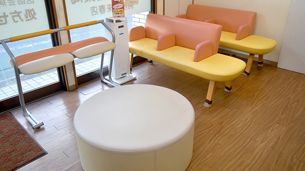 めぐみ調剤薬局病院前来春店の待合スペース