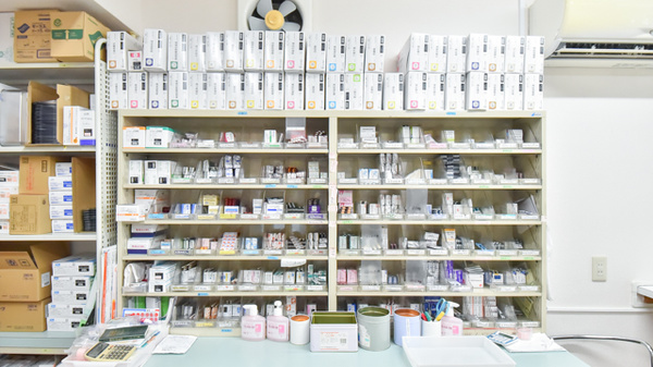 永犬丸調剤薬局の薬棚