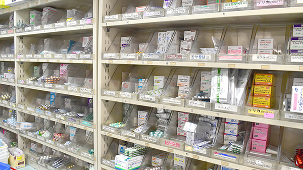 園山調剤薬局の薬棚