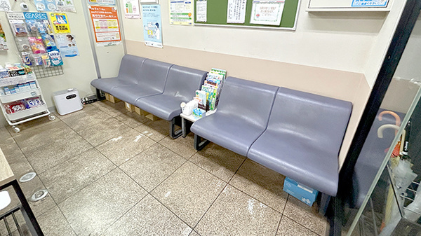 有限会社市原調剤薬局の待合スペース