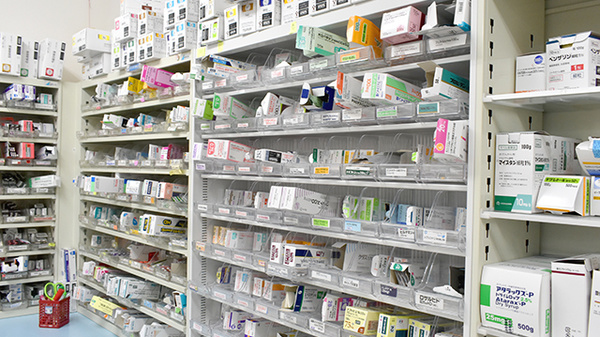 有限会社宗像調剤薬局南店の薬棚