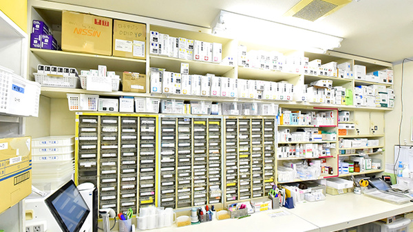 大賀薬局　薬院２丁目店の薬棚