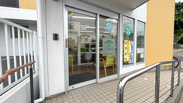西町調剤薬局の入口