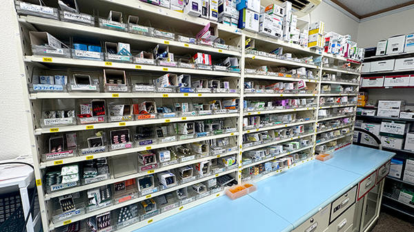 西町調剤薬局の薬棚