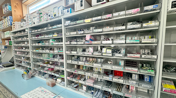 だいこく町薬局の薬棚