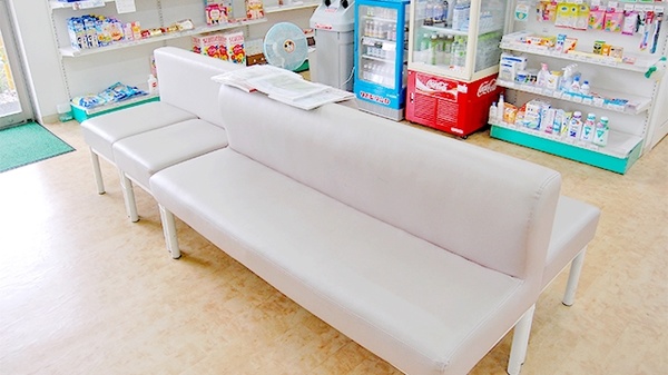 大信薬局　則松店の待合スペース