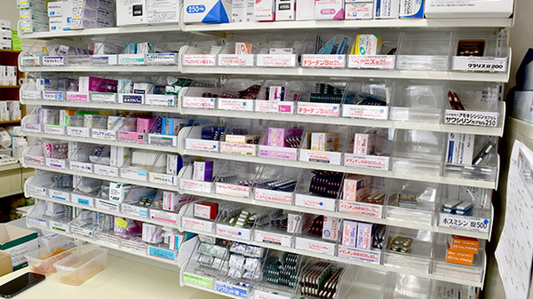 大善寺調剤薬局の薬棚