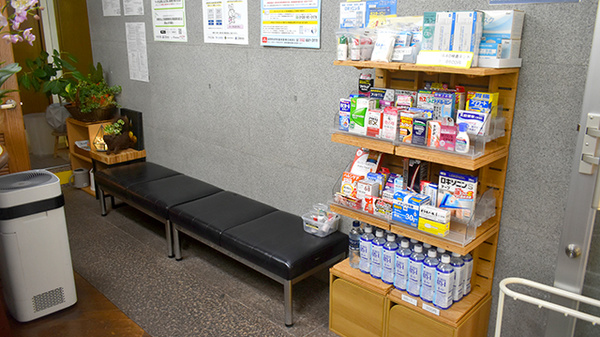 直方スガムラ調剤薬局の待合スペース