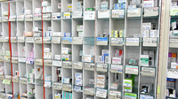 ちくし薬局の薬棚