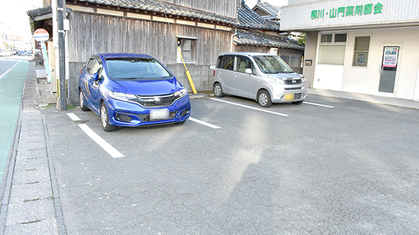 ちくし薬局の駐車場