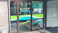 畑薬局黒原店の入口