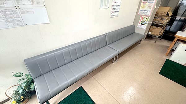 畑薬局黒原店の待合スペース