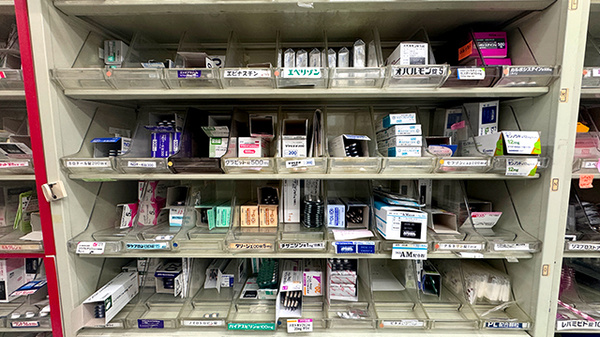 畑薬局黒原店の薬棚