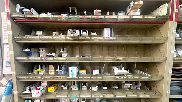 畑薬局松ケ江店の薬棚