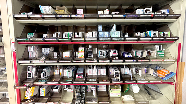 畑薬局新池店の薬棚