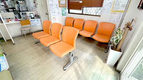 本町調剤薬局の待合スペース